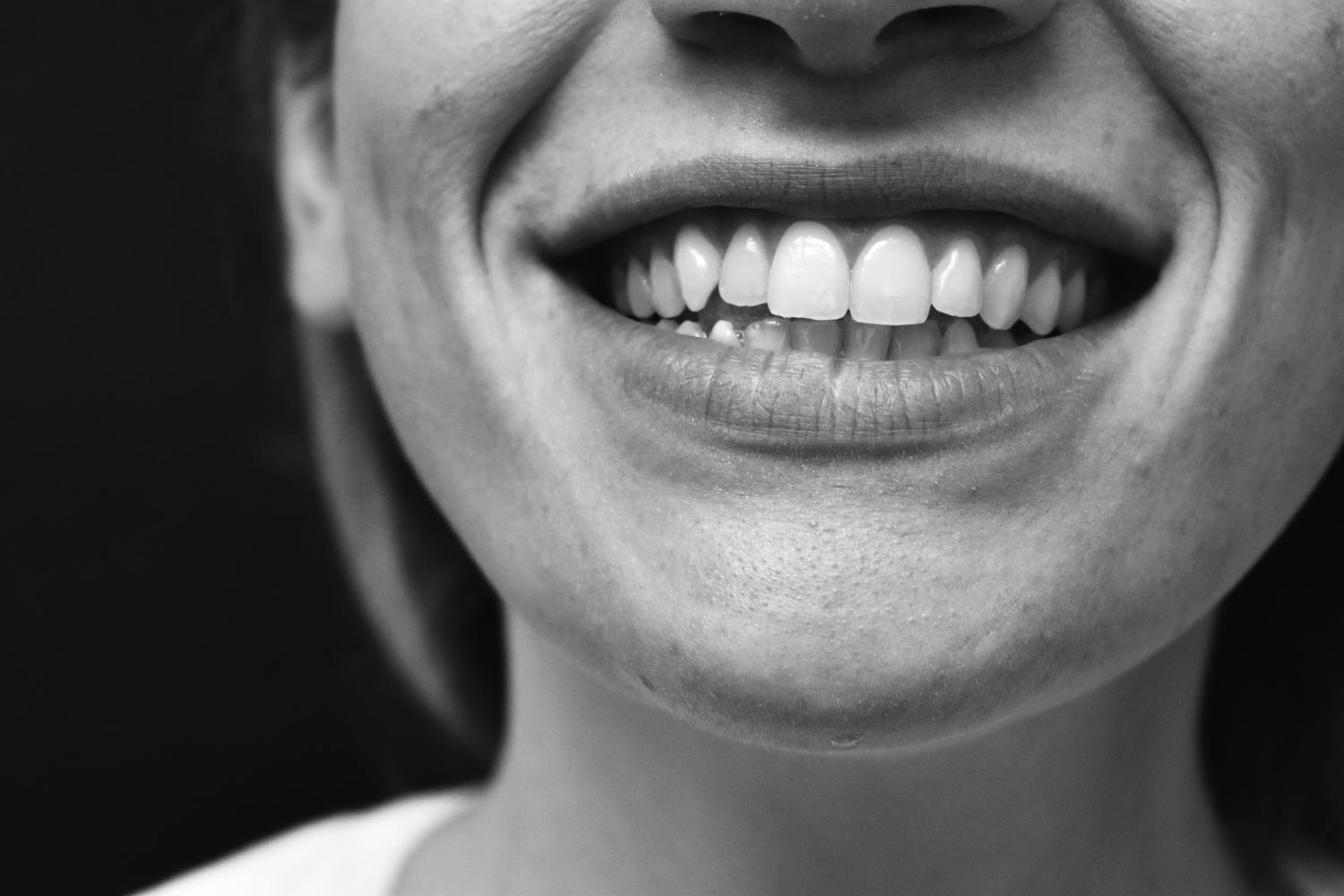 Un sorriso in primo piano, in bianco e nero